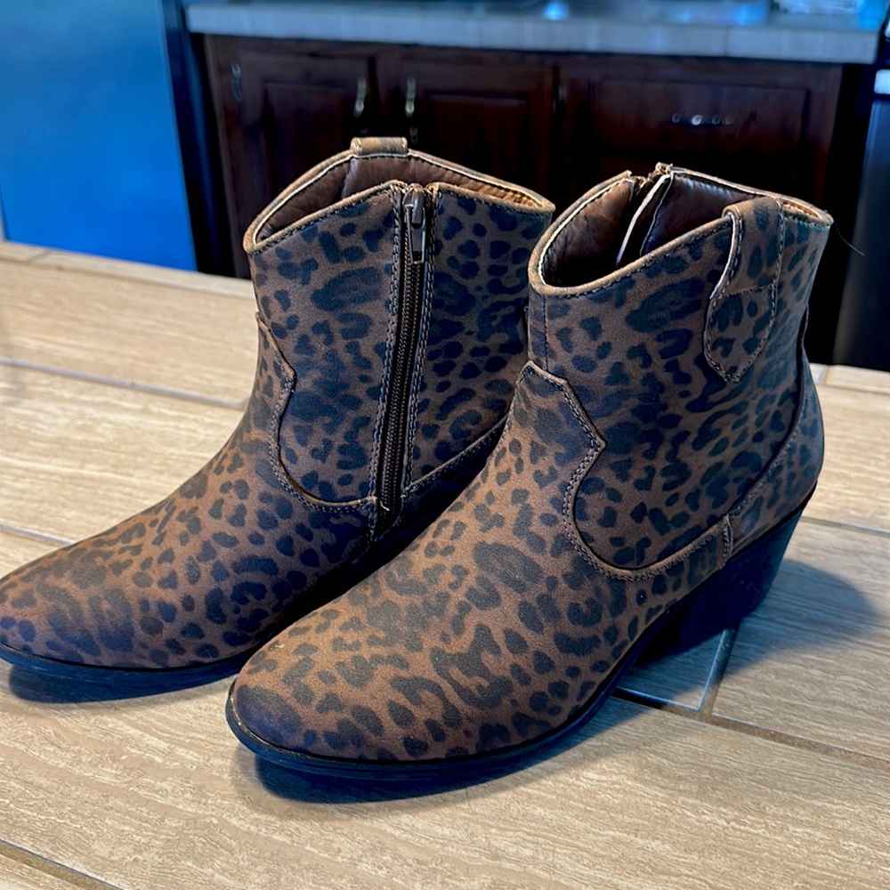 True Craft Animal Print Booties- Size 8, Gently worn. Very good condition.